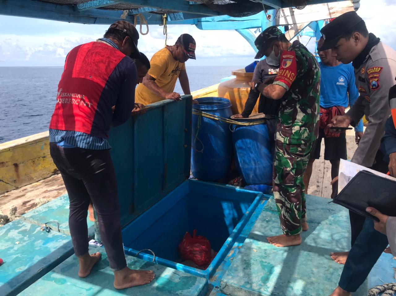 Aparat dan nelayan Masalembu memeriksa ikan hasil tangkap KM Paku Samudera 3 asal Mayangan, Probolinggo, Jawa Timur yang diduga menggunakan jaring cantrang. Foto: Kelompok Nelayan Rawatan Samudera Masalembu