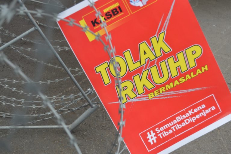 Poster penolakan RUU-KUHP jadi UU di jakarta. Foto: Rabul Sawal/ Mongabay Indonesia