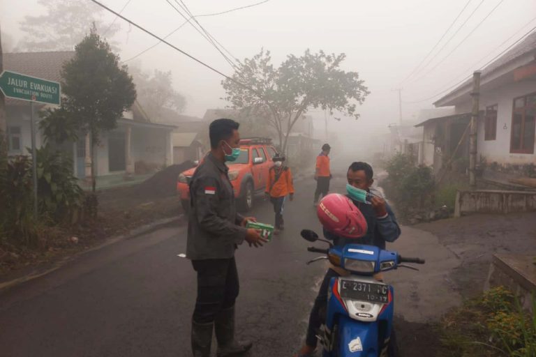 Petugas meminta warga pakai masker dan waspada awan panas erupsi Semeru. Foto: BNPB