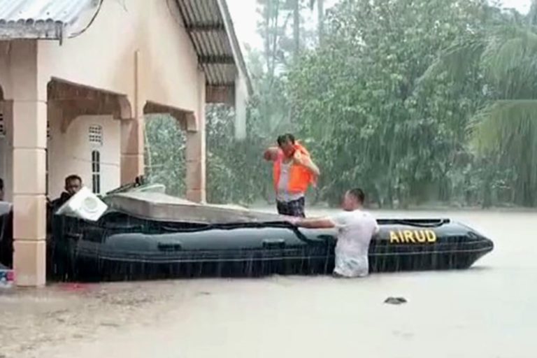 Tim evakuasi warga terdampak banjir Natuna, medio Desember 2022. Foto: Yogi Eka Sahputra/ Mongabay Indonesia