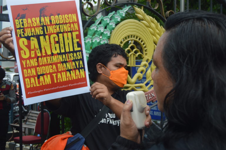 Warga Sangihe datang ke Jakarta, protes tambang emas yang akan masuk ke pulau mereka. Foto: Rabul Sawal/ Mongabay Indonesia