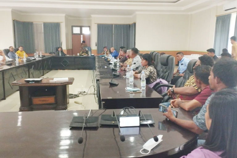 Pertemuan warga kawasi dengan DPRD Halmahera Selatan Pemda dan Perusahaan PT Harita