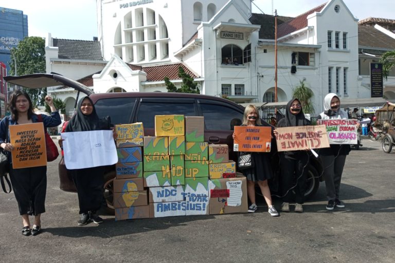 Aksi masyarakat Sumatera Utara suarakan setop energi fosil. Foto: Ayat S Karokaro/ Mongabay Indonesia