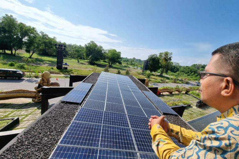 Energi surya atap yang dikembangkan masyarakat. Minat masyarakat tinggi terhadap surya atap, Foto: Sapariah Saturi/ Mongabay Indonesia