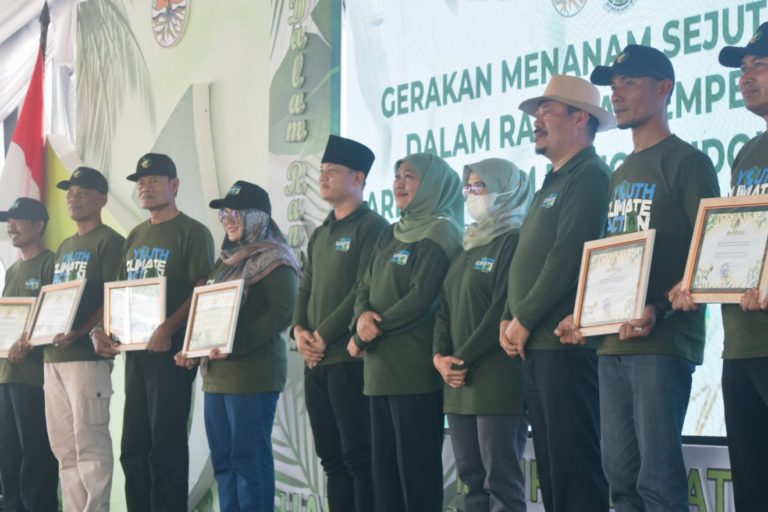 Gubernur Khofifah Indar Parawansa dan Bupati Trenggalek, M. Nur Arifin berfoto bersama para peraih penghargaan.