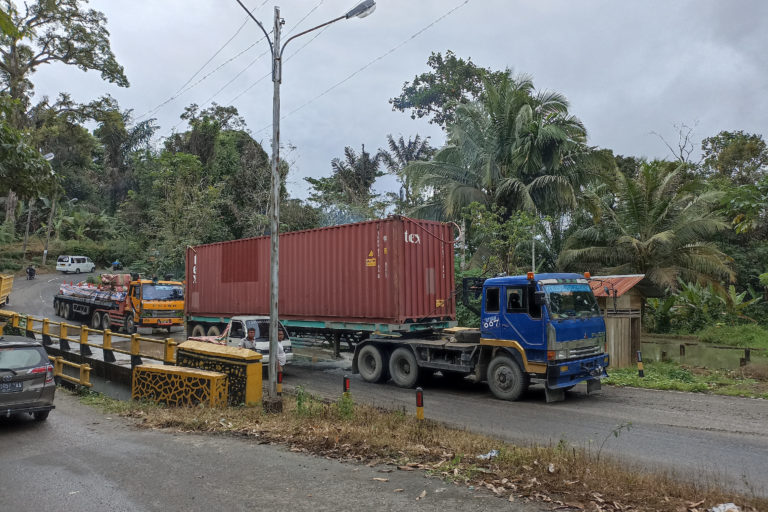 Truk yang membawa keperluan untuk pembangunan proyek PLTA Batang Toru. Foto: Tonggo Simangungsong