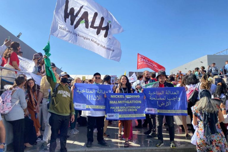 Walhi bersama masyarakat sipil dari berbagai belahan dunia menyuarakan keadilan iklim di COP27, Mesir. Foto: Walhi Nasional