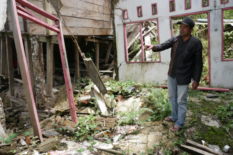 Zulfahri memperlihatkan rumahnya yang rusak parah dan akhirnya roboh. Foto: Tonggo Simangungsong/ Mongabay Indonesia