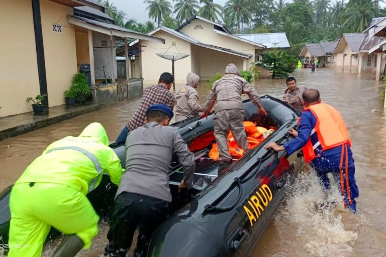 Banjir Natuna. Tim Polisi Air berupaya mengevakuasi warga terdampak banjir bandang, medio Desember lalu. Foto: Yogi Eka Sahputra./ Mongabay Indonesia
