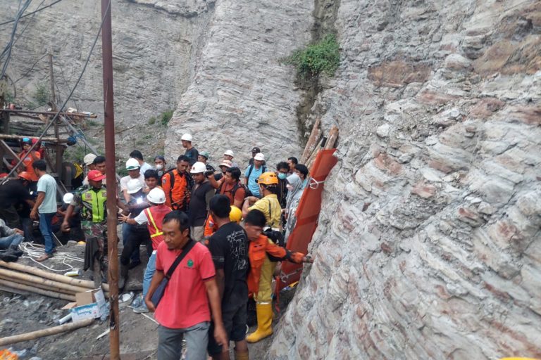 Tim Pertolongan (SAR) Kelas A Padang berhasil mengevakuasi korban yang masih terjebak di lubang tambang di kedalaman sekitar 280 meter dari permukaan. Ia salah satu korban yang berhasil diselamatkan. Foto: Vinolia/ Mongabay Indonesia