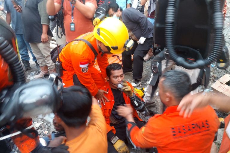 Salah seorang dari Tim Pertolongan (SAR) Kelas A Padang. Ia baru saja melakukan evakuasi korban yang masih terjebak di lubang tambang di kedalaman sekitar 280 meter dari permukaan. Foto: Vinolia/ Mongabay Indonesia
