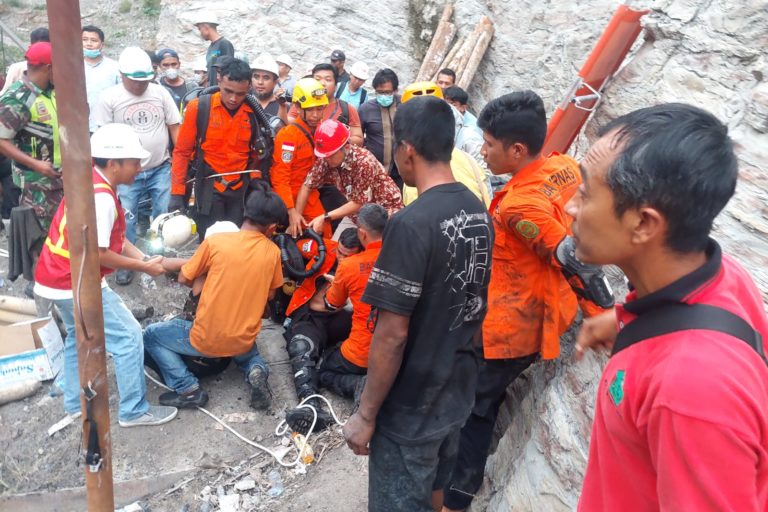 Tim Pertolongan (SAR) Kelas A Padang. Ia baru saja melakukan evakuasi korban yang masih terjebak di lubang tambang di kedalaman sekitar 280 meter dari permukaan. Foto: Vinolia/ Mongabay Indonesia