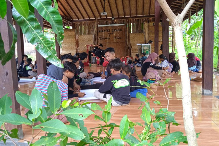 Pembelajaran di Kampoeng Batara pun memakai konsep bermain sembari memberikan pengetahuan soal alam, konservasi dan budaya lokal. Foto: Gafur Abdullah/ Mongabay Indonesia