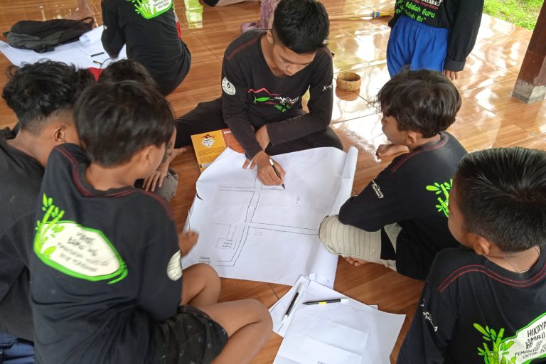 Belajar bersama di Kampoeng Batara. Foto: Gafur Abdullah/ Mongabay Indonesia