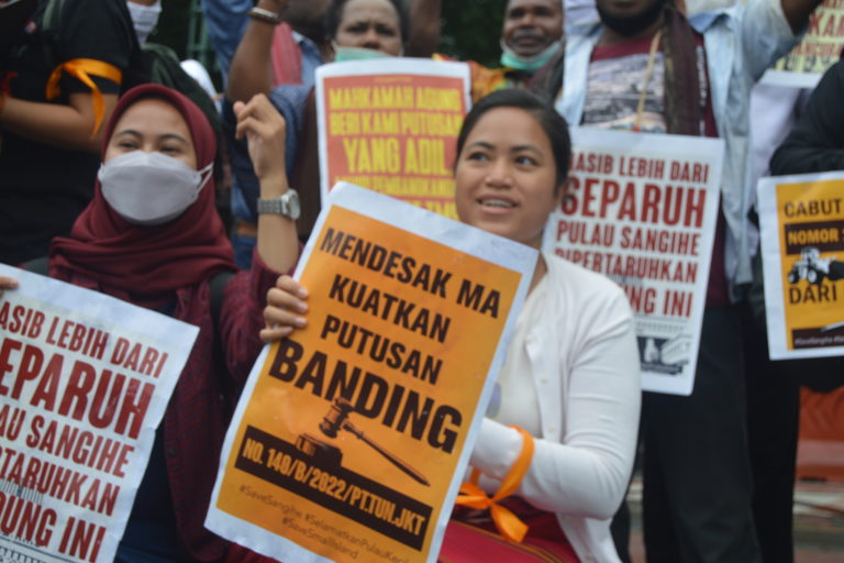 Aksi warga Sangihe dan Koalisi Save Sangihe di Jakarta, belum lama ini. Foto: Rabul Sawal/ Mongabay Indonesia