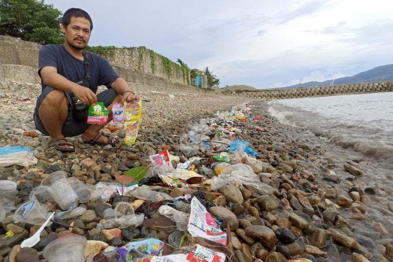 Sampah di pesisir pantai di Ambon, Maluku. Foto: Tim ESN