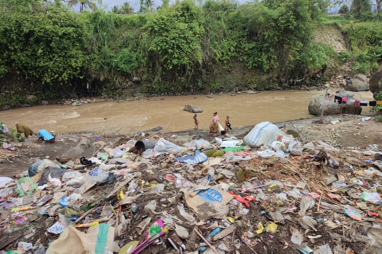 Warga menjadikan Sungai Meninting sebagai Tempat Pembuangan Sampah (TPS) karena tidak ada sistem pengelolaan sampah di Desa Gegerung, Lombok Barat. Foto: Mongabay Indonesia/Fathul Rakhman