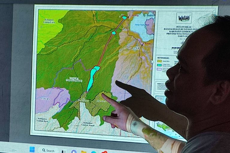 Eksekutif Direktur WALHI NTB Amri Nuryadin menunjukkan peta lokasi pembangunan kereta gantung Rinjani yang berada di kawasan Tahura Nuraksa. Foto: Fathul Rakhman/ Mongabay Indonesia