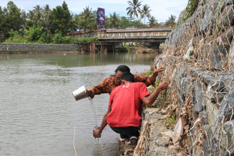 Pengambilan sampel air Sungai Meninting untuk pemeriksaan kandungan mikroplastik . Foto: Mongabay Indonesia/Fathul Rakhman