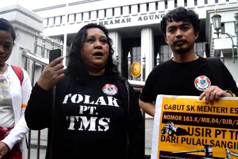 Koalisi SSI saat aksi protes tambang emas di Pulau Sangihe, di Jakarta. Foto: Rabul Sawal/ Mongabay Indonesia