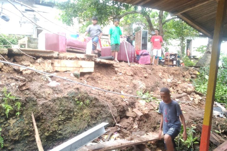 Rumah hancur dampak gempa bumi di Kepulauan Tanimbar. Foto: BNPB