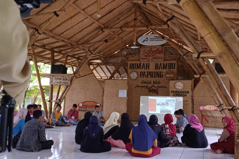 Pelatihan pembibitan dan tanam bambu di Sekolah Batara. Foto: Gafur Abdullah/ Mongabay Indonesia