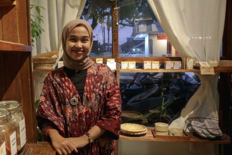 Adalah Afifah Putri Adita, yang menggagas pendirian Gerai Prabumi ini. Foto: Jaka HB/ Mongabay Indonesia