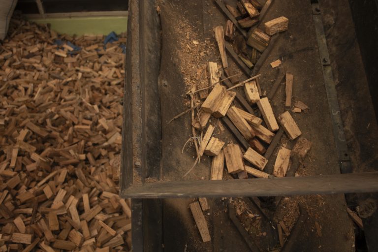 Sisa kayu dan bambu untuk bahan pembangkjit biomassa di Mentawai. Foto: Jaka HB/ Mongabay Indonesia