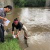 Robi dan Prigi mengambil sampel air di Dam Ongan Denpasar