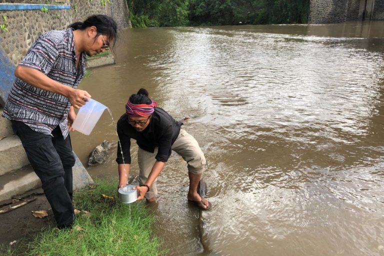 Robi dan Prigi mengambil sampel air di Dam Ongan Denpasar