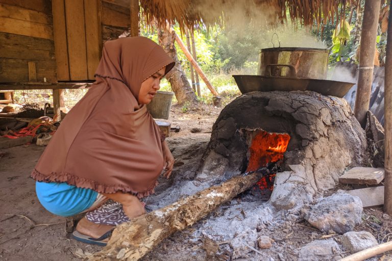 Memasak nira jadi gula aren pakai tungku kayu. Foto: Sarjan Lahay/ Mongabay Indonesia