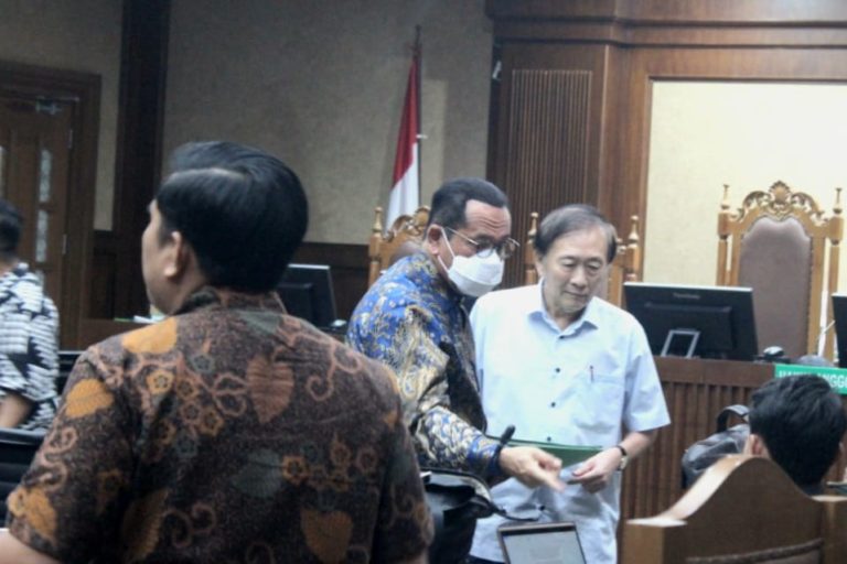 Surya Darmadi (kemeja putih) saat persidangan di Jakarta, belum lama ini. Foto: Suryadi/ Mongabay Indonesia