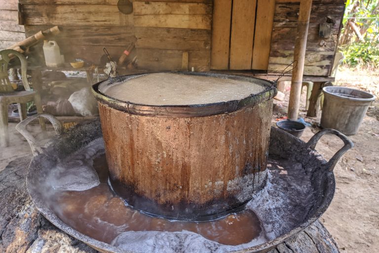 Proses memasak nira jadi gula aren. Foto: Sarjan Lahay/ Mongabay Indonesia