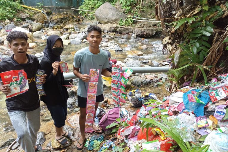 Sampah plastik kemasan berbagai hal ditemukan di tepian sungai maupun laut di berbagai daerah di Indonesia. Foto: Ecoton
