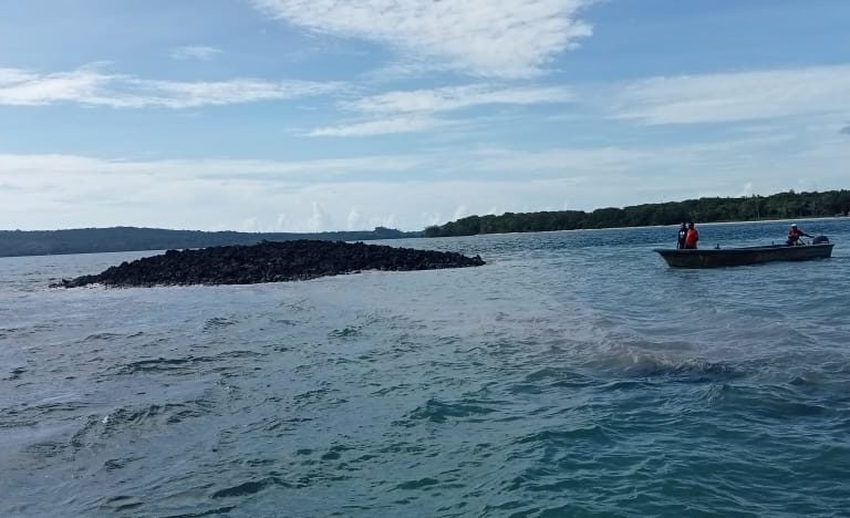 Kemunculan ‘pulau’ baru di Desa Teniman, Kecamatan Wuarlabobar, Kepulauan Tanimbar. Foto: Kepala Desa Teineman, Boni Kelmaskosu)