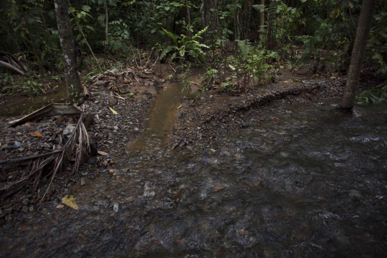 Aliran Sungai Laman mengalir ke aliran baru yang lebih deras dan dangkal karena pecahan batu kerikil dari bekas tambang. Foto: Jaka HB/ Mongabay Indonesia