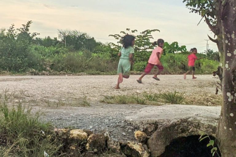 Anak-anak Kabuyu sedang bermain. Bagaimana masa depan mereka ketika hidup dalam ketidakpastian. Foto: Agus Mawan/ Mongabay Indonesia