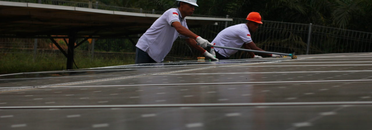 Agus dan Sunarto membersihkan panel surya instalasi PLTS di Dusun Talang Aro, Batanghari Jambi 1.JPG