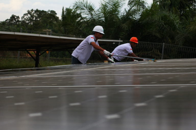 Agus dan Sunarto membersihkan panel surya instalasi PLTS di Dusun Talang Aro, Batanghari Jambi 1.JPG