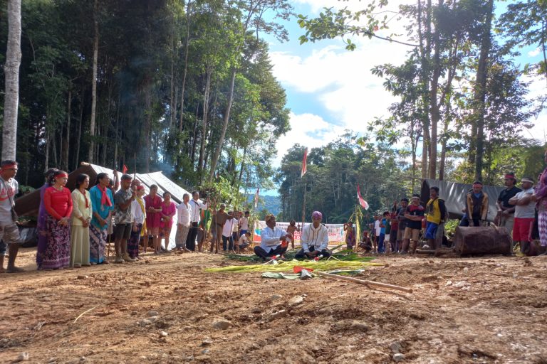 Aksi Masyarakat Adat Minamin dan Saolat di Hutan Tofu. Foto: Christ Belseran/ Mongabay Indonesia