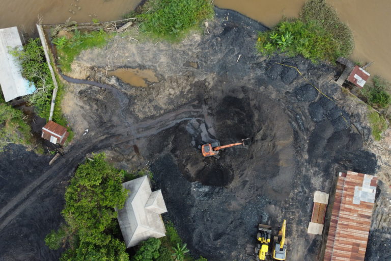 Tambang batubara ilegal di Kalimantan Timur, terus beraksi. Foto: Abdallah Naem/ Mongabay Indonesia