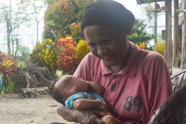 Warga Kabuyu dan bayinya. Perempuan dan anak rentan terdampak kala hidup di area konflik agraria. Foto: Agus Mawan/ Mongabay Indonesia 