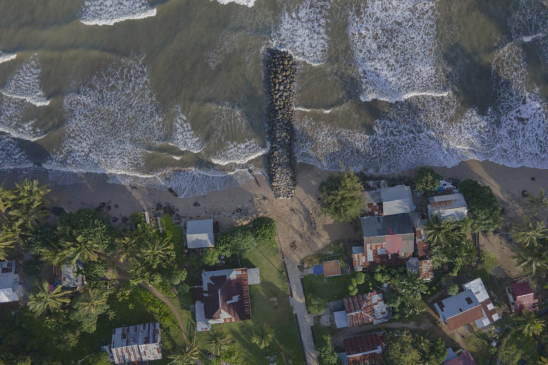Abrasi dan kenaikan air laut ancam rumah warga di Pantai Air Manis. Foto: Jaka HB