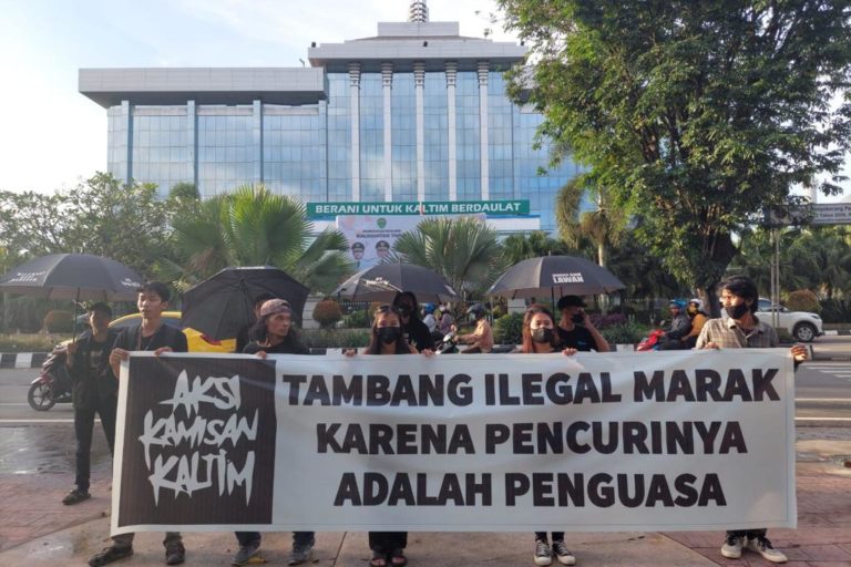 Protes atas tambang batubara ilegal di Kalimantan Timur. Foto: Abdallah Naem/ Mongabay Indonesia