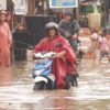Seorang warga menerjang banjir yang terjadi di Batam beberapa waktu lalu. Foto Yogi Eka Sahputra.JPG