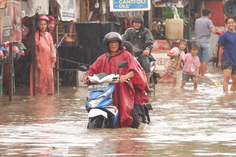 Seorang warga menerjang banjir yang terjadi di Batam beberapa waktu lalu. Foto Yogi Eka Sahputra.JPG