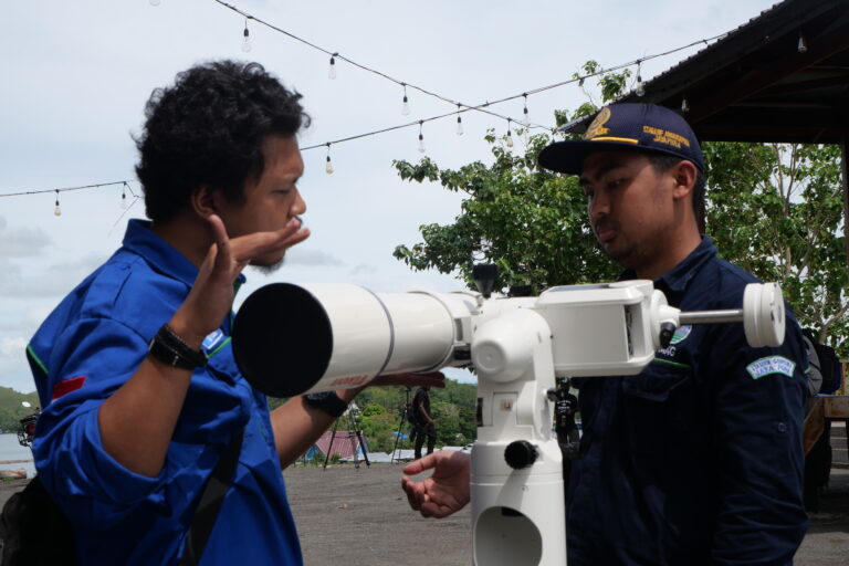 Dua petugas BMKG Jayapura siapkan kamera pengamatan gerhana matahari di Bukit Haleyo, Sentani, Jayapura, Papua. Foto: Asrida Elisabeth/ Mongabay Indonesia