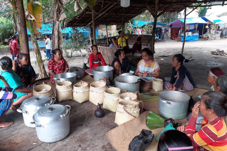 Persiapan masak pulut dalam gawai atau pernikahan di Masyarakat Adat Talang Parit. Foto: Suryadi/ Mongabay Indonesia