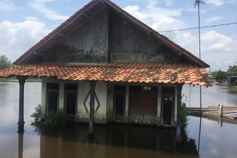 Rumah yang tenggelam rob dan ditelantarkan penghuni di Kabupaten Pekalongan. Foto: Richaldo Y Hariandja/ Mongabay Indonesia