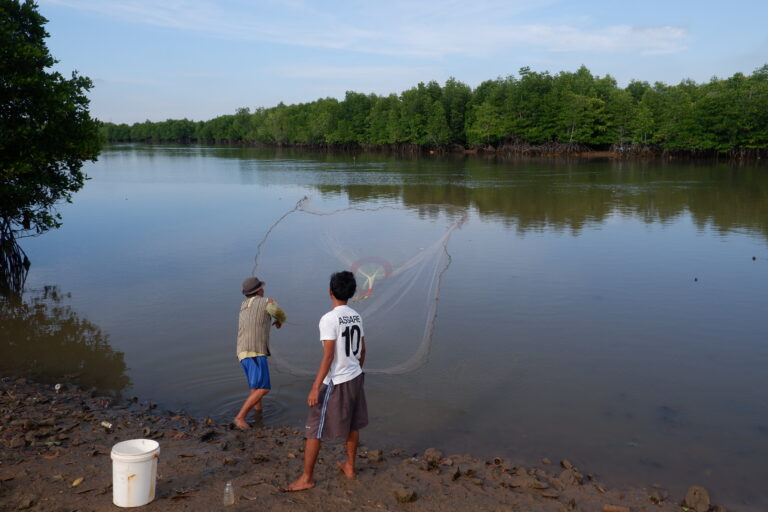 Dua orang nelayan di pesisir Batam menangkap ikan dengan jari di pesisir Tanjung Piayu. Kawasan ini merupakan salah satu gugus pesisir yang masih terjaga. Foto Yogi Eka Sahputra